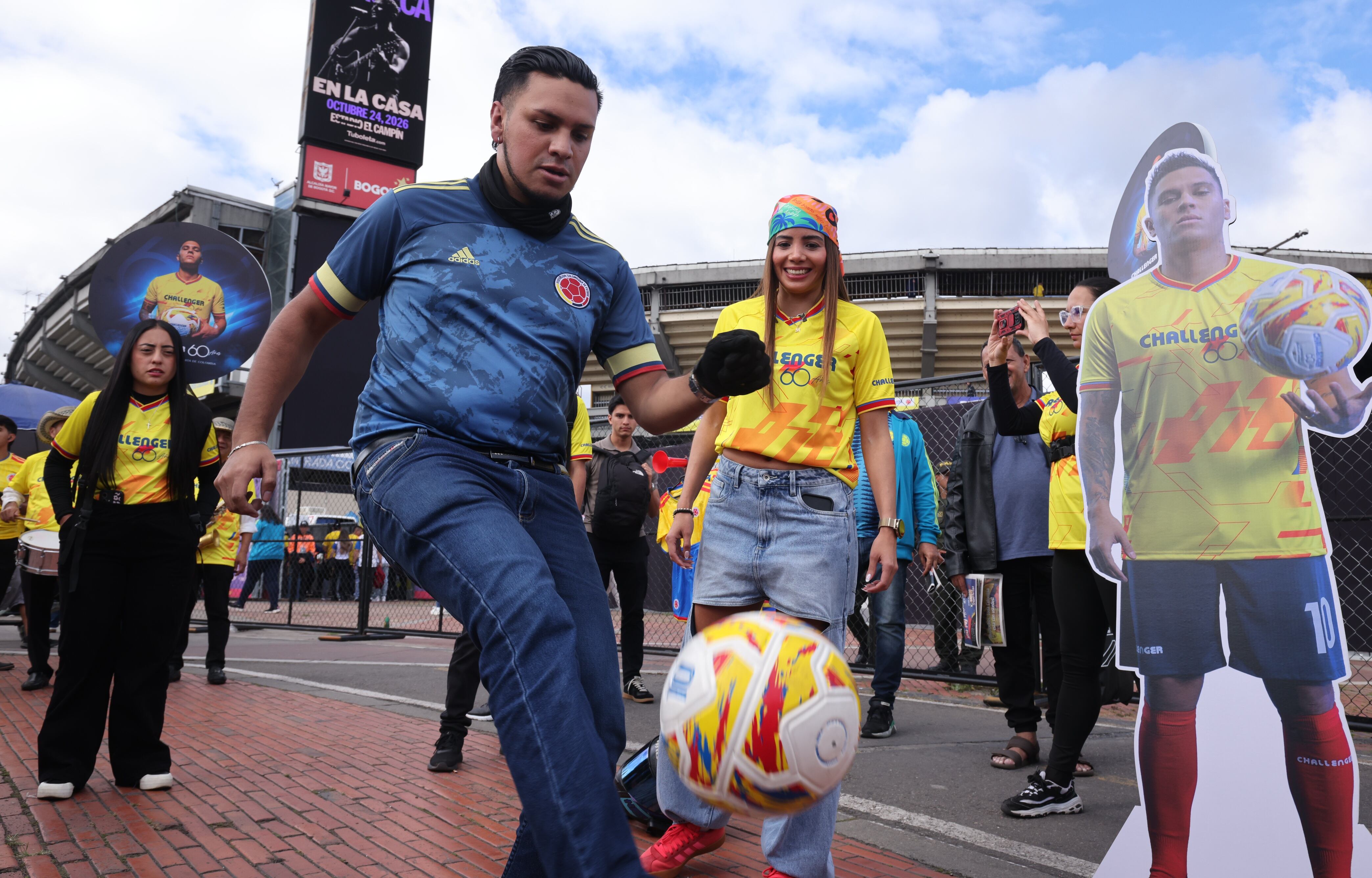 Hinchas de la Selección Colombia, en los alrededores del Estadio el Campín