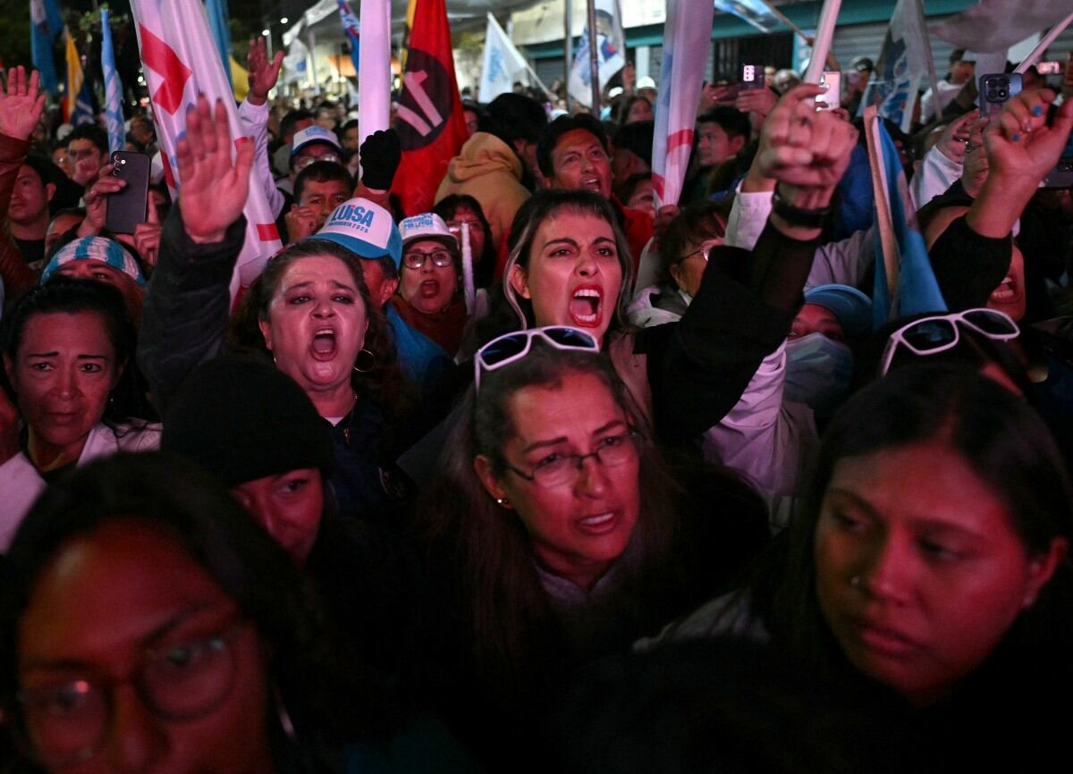 El presidente Daniel Noboa aventajaba inicialmente a González en las elecciones presidenciales de Ecuador, y los votantes parecían respaldar su mano dura ante la violencia desenfrenada impulsada por los cárteles. (Foto de Luis ACOSTA / AFP)