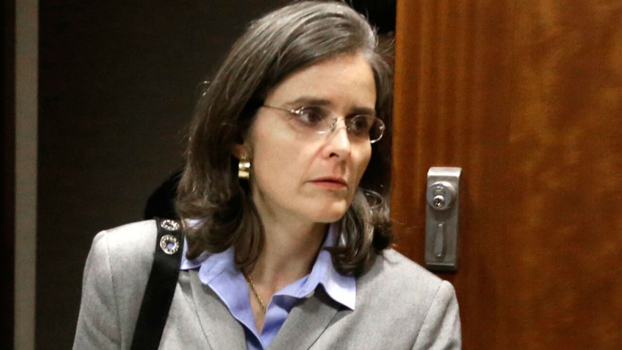 La oncóloga colombiana Ana María González entra a una corte en Houston, Texas (EE. UU.), donde fue acusada de envenenar a su colega.