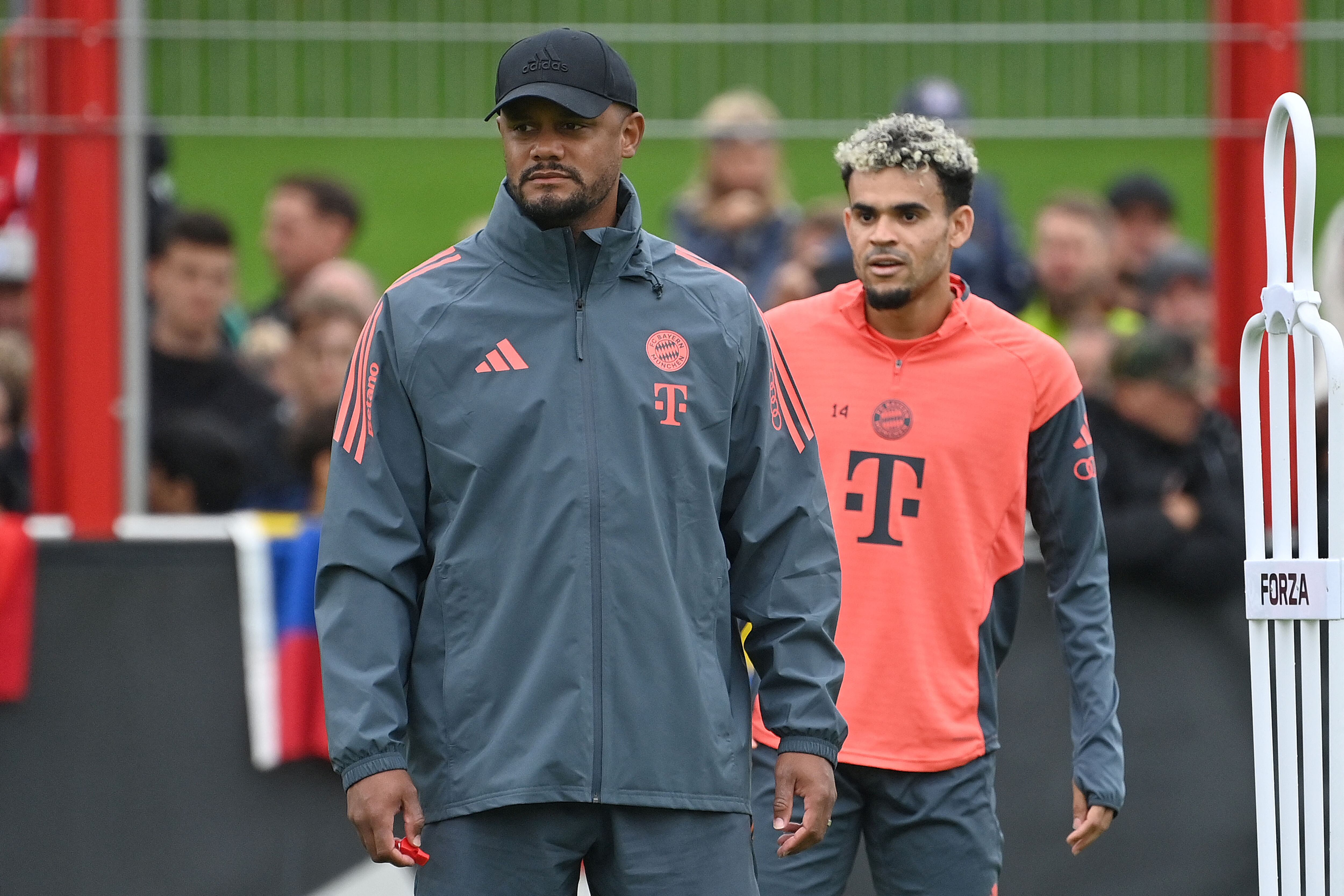 Coach Vincent KOMPANY (FC Bayern Munich), Luis DIAZ (FC Bayern Munich), FC Bayern Munich public training session at the Saebener Strasse training ground on August 4, 2025. Bundesliga soccer, 2025/2026 season. (Photo by Frank Hoermann/SVEN SIMON / SVEN SIMON / dpa Picture-Alliance via AFP)
