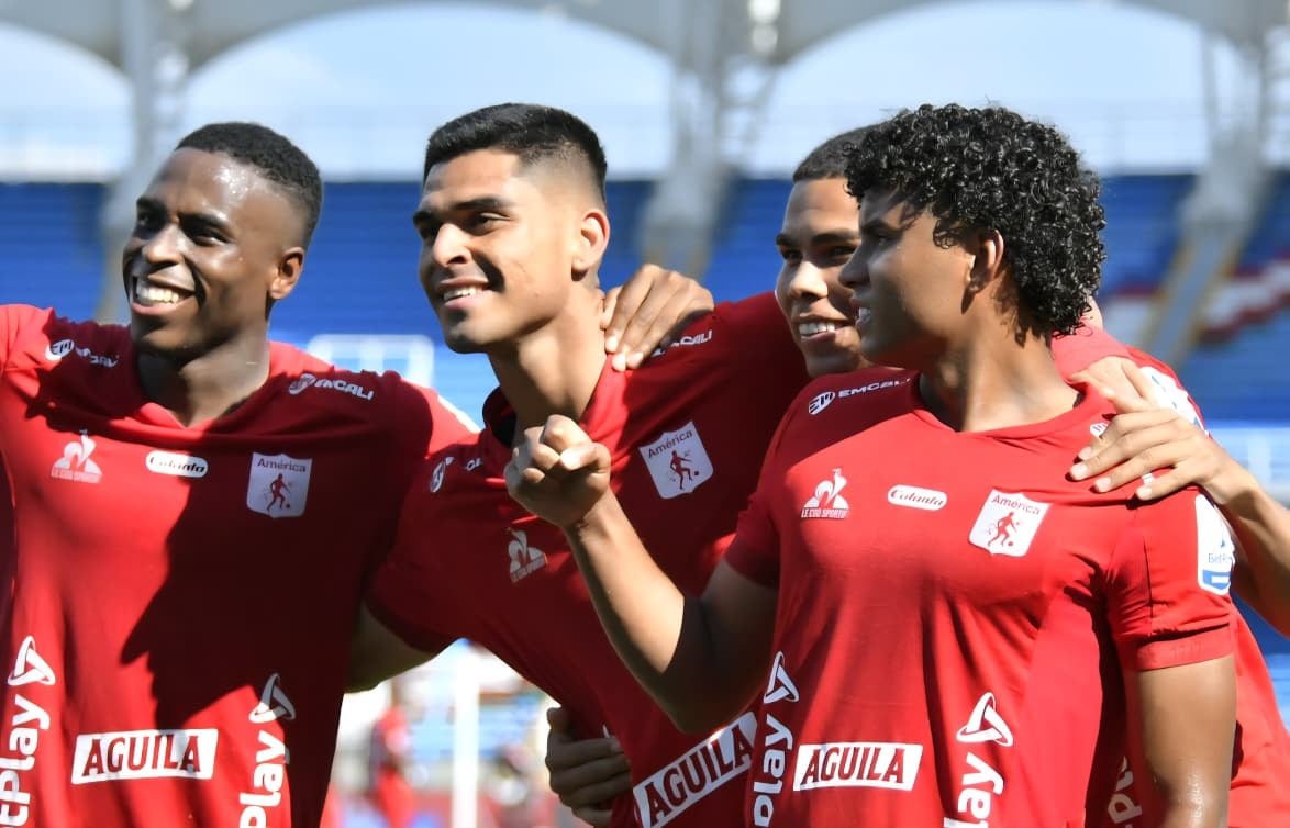 Jugadores del América celebran el gol de Luis Ramos (segundo de izq. a der.) ante Envigado, por la fecha 13 de la Liga II-2025.
