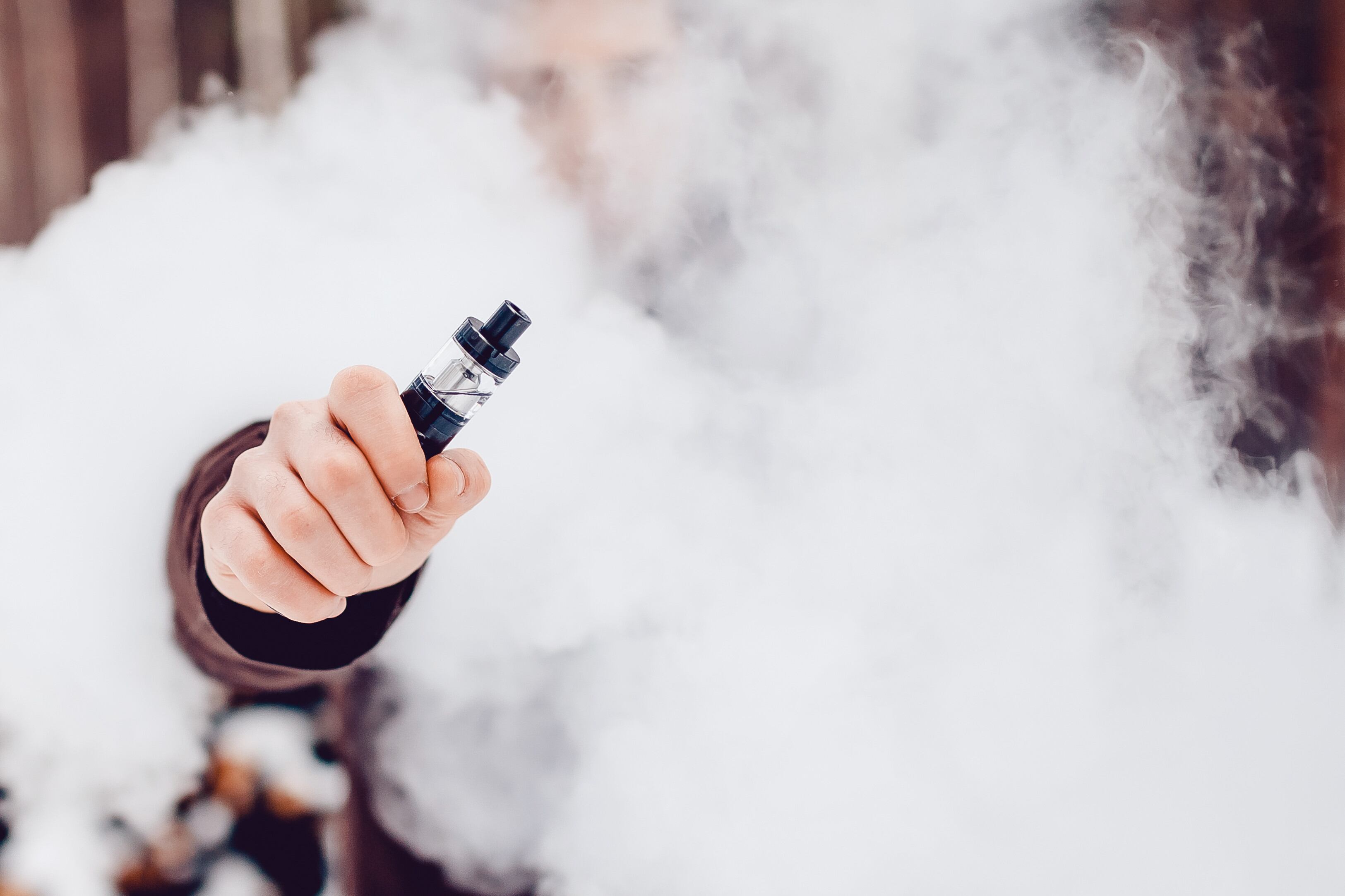 Con los nuevos dispositivos, existe un potencial de que el riesgo a la adicción sea mayor que con los cigarrillos convencionales porque algunos cigarrillos electrónicos están usando una nicotina sintética, dice Llorente.