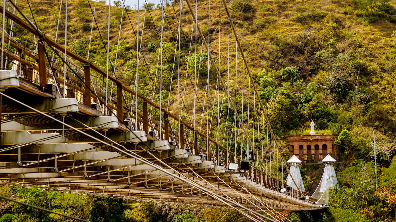 Vista desde abajo del Puente Colgante Occidental en Santa Fe de Antioquia, Colombia