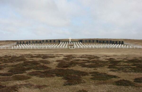 La guerra de las Malvinas dejó 900 soldados muertos, 649 de ellos fueron argentinos. 