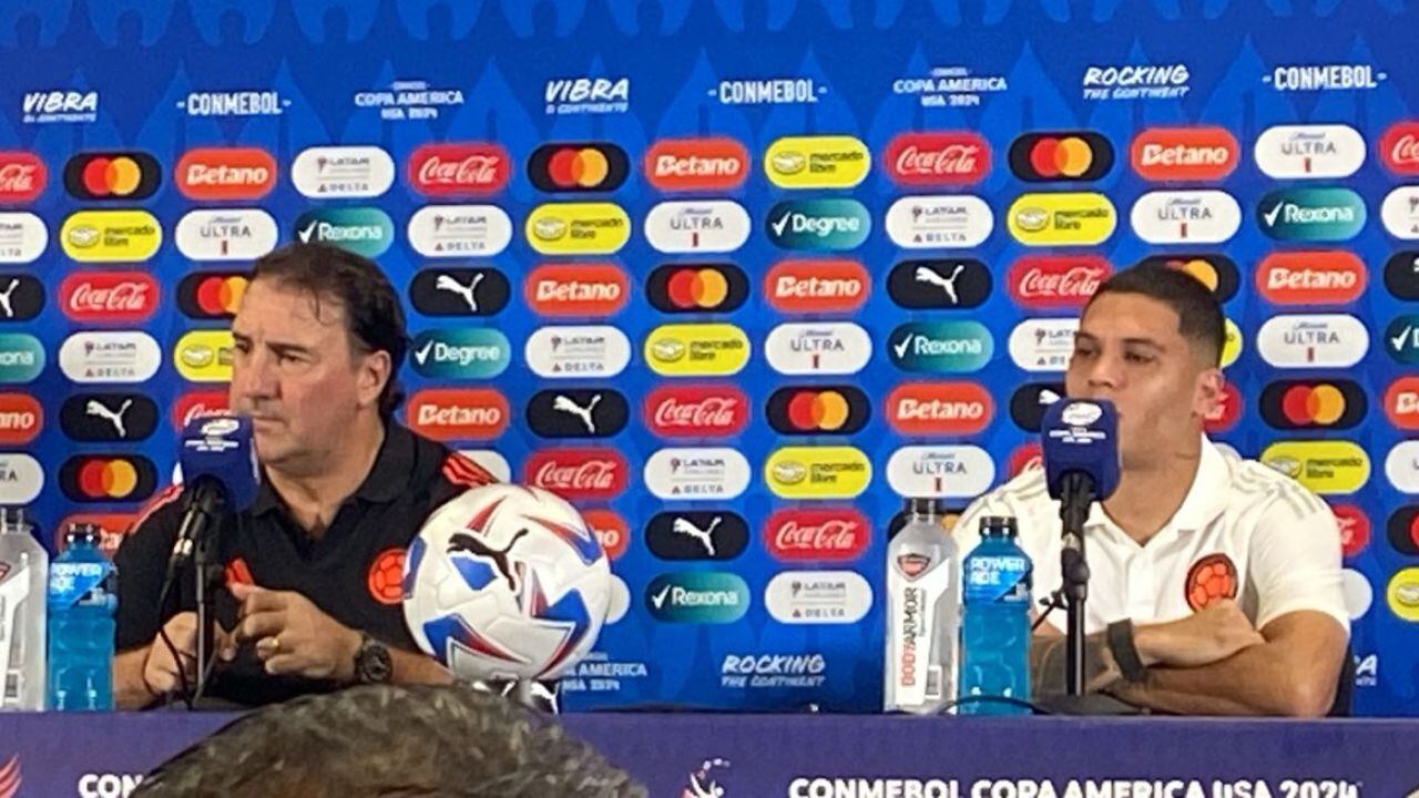 Rueda de prensa tricolor.