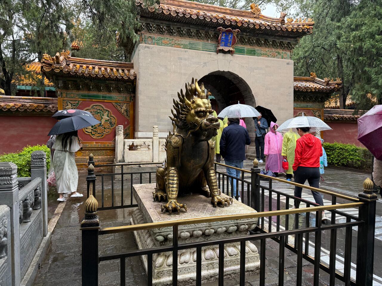 Dragón en bronce en el jardín imperial, símbolo de poder y misterio.