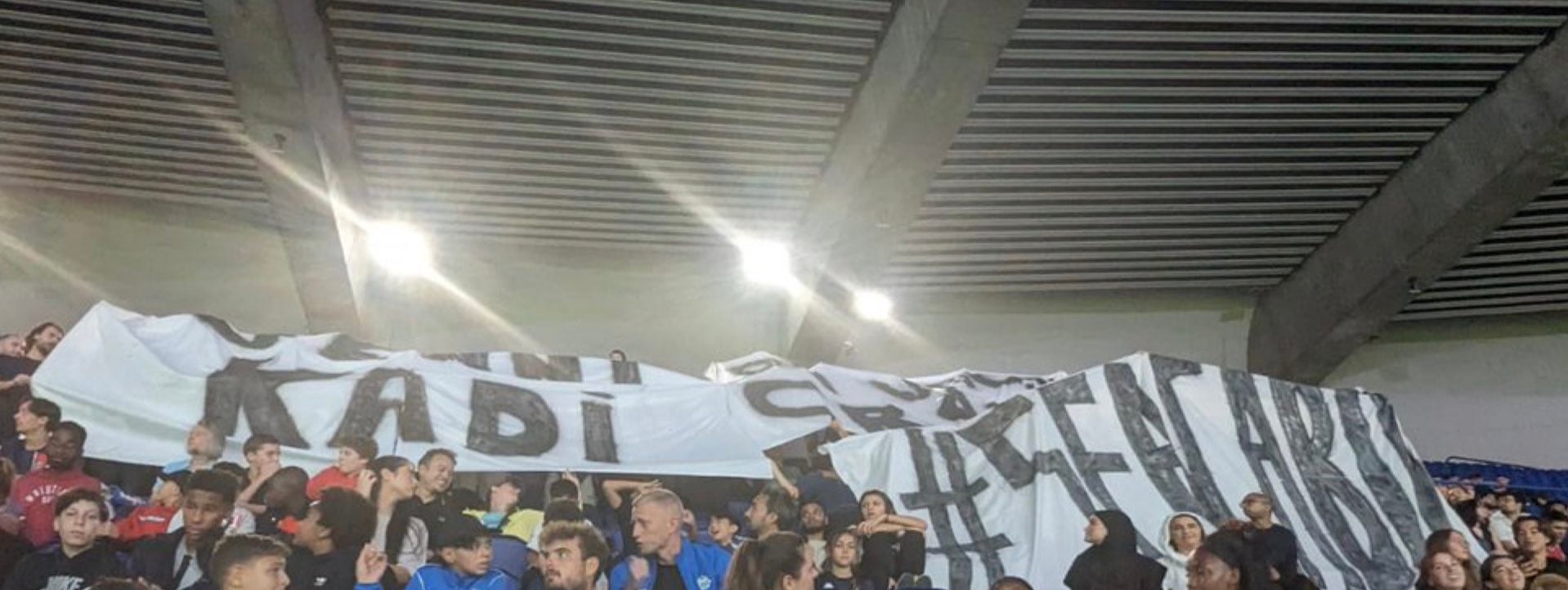 Pancarta en apoyo a Jenni Hermoso y Kadidiatou Diani