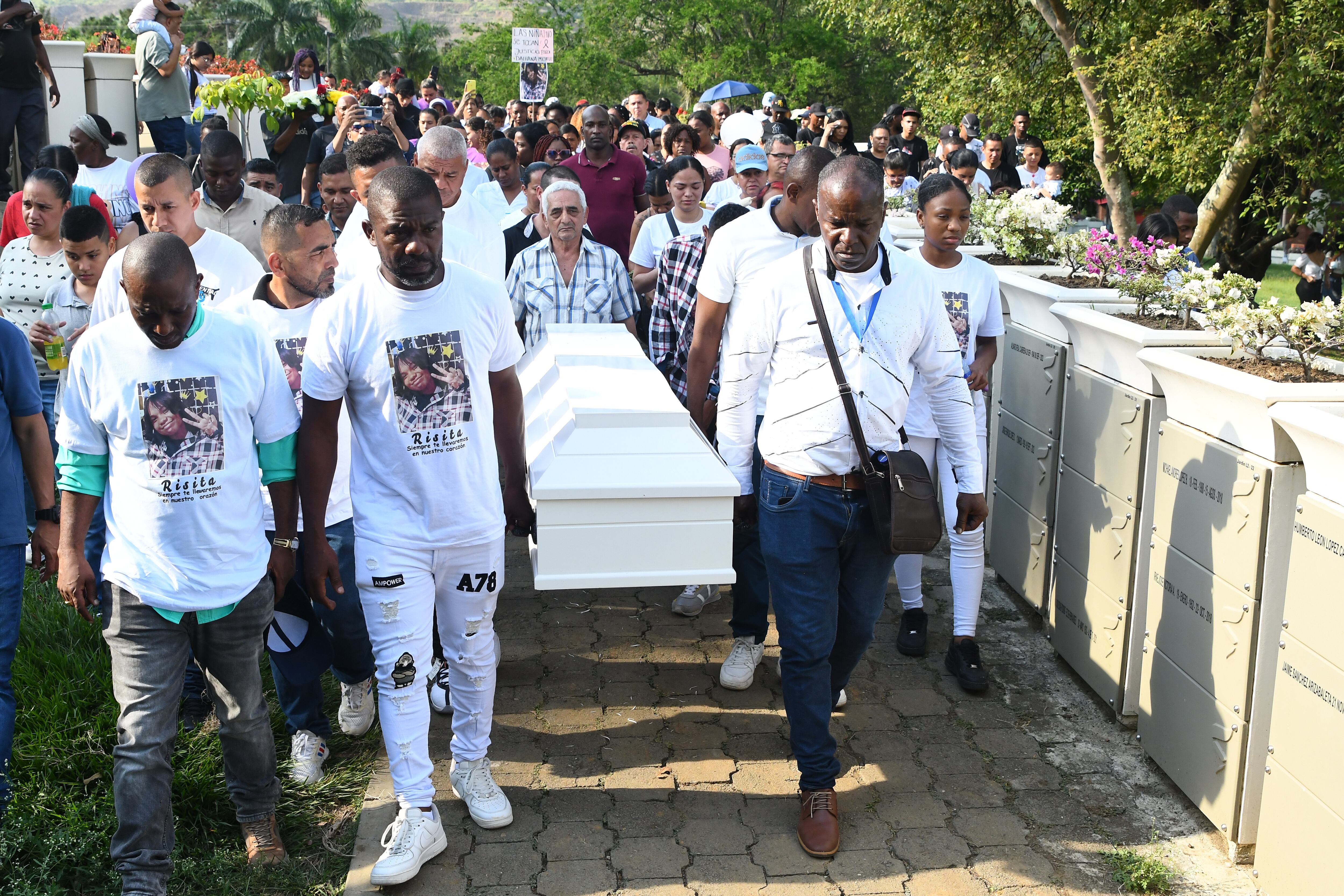 Sepelio de Michelle Dayana de 15 años del B/ San Judas salio sobre la 1:30 la caravana fúnebre ya se dirige al cementerio, Dic 11 de 2023 / Foto Wirman Rios / EL PAIS