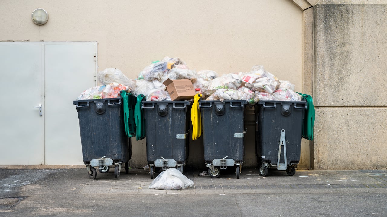 Hay tres objetos que no se pueden tirar a la basura en varios estados del país.
