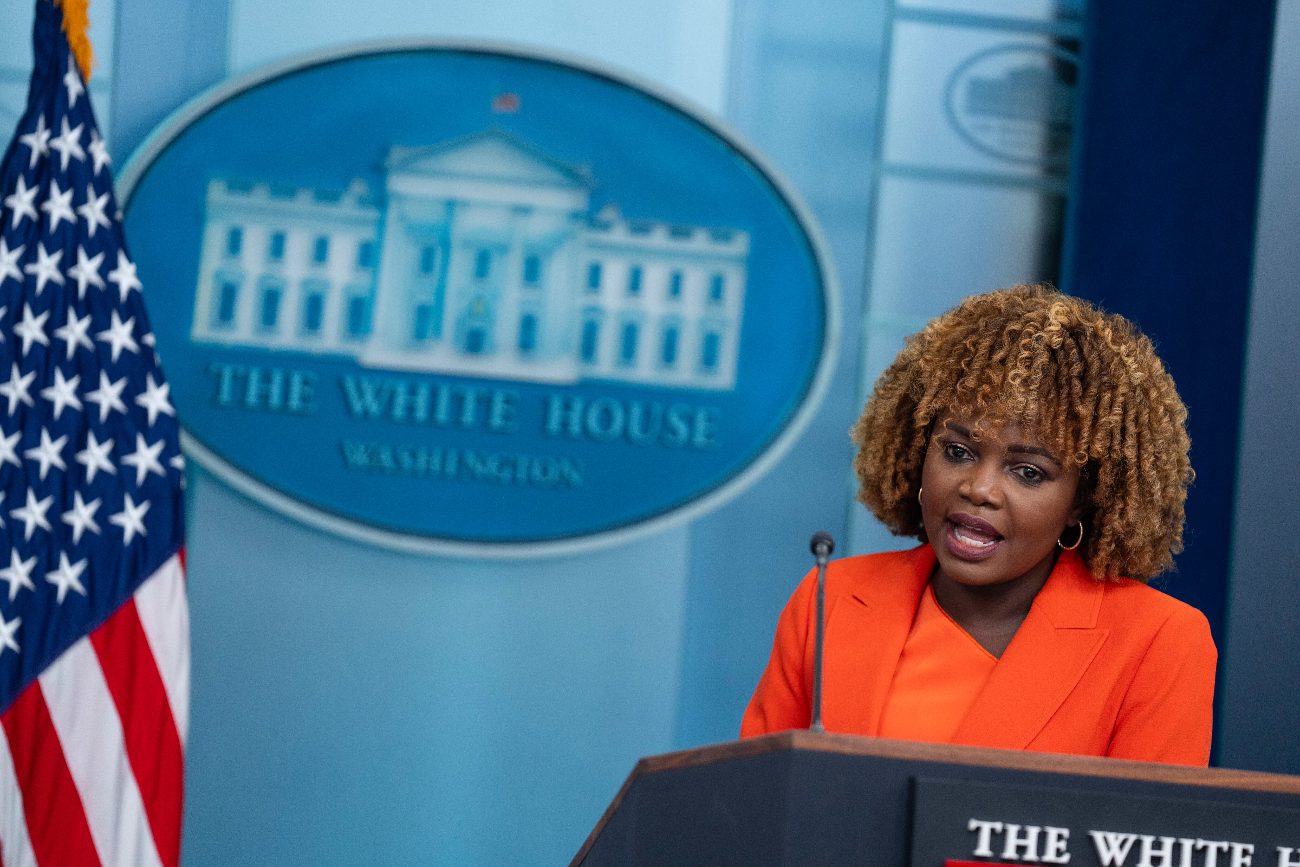 La secretaria de prensa de la Casa Blanca, Karine Jean-Pierre, habla durante una rueda de prensa en la Casa Blanca, el martes 30 de julio de 2024, en Washington. (Foto AP/Evan Vucci)