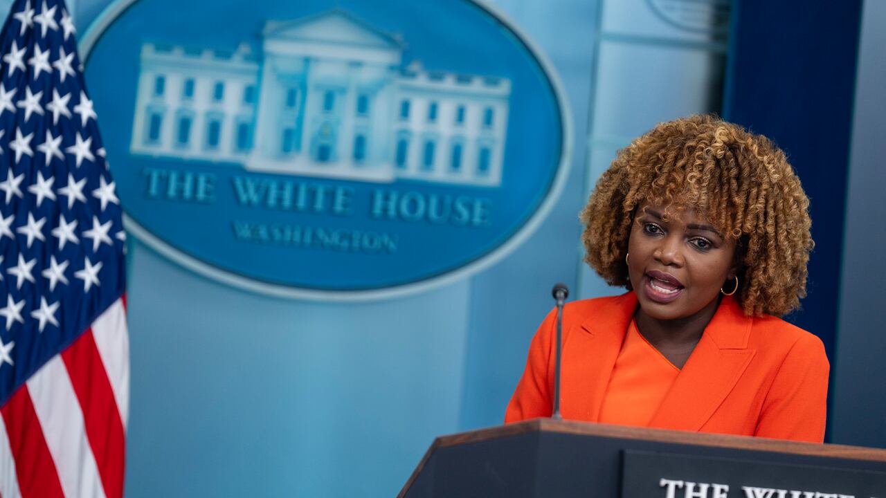 La secretaria de prensa de la Casa Blanca, Karine Jean-Pierre, habla durante una rueda de prensa en la Casa Blanca, el martes 30 de julio de 2024, en Washington. (Foto AP/Evan Vucci)