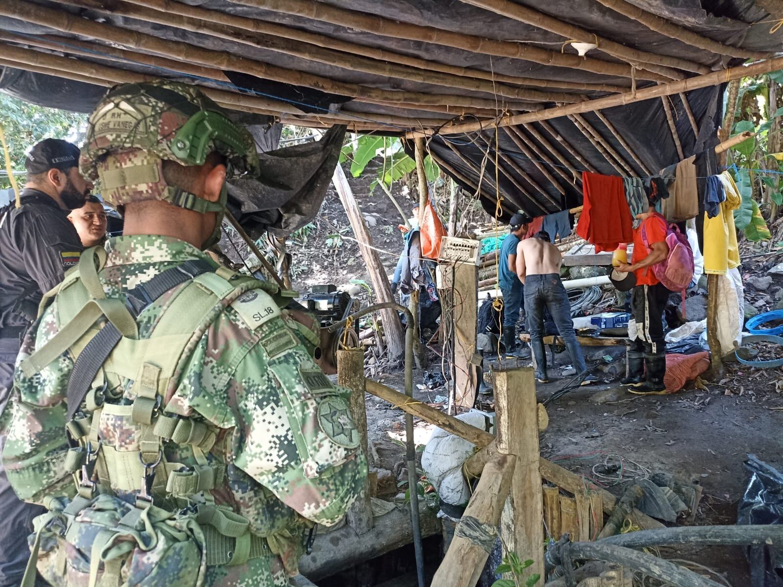 Con esta actividad ilegal, explotaban aproximadamente 780 gramos de oro mensuales