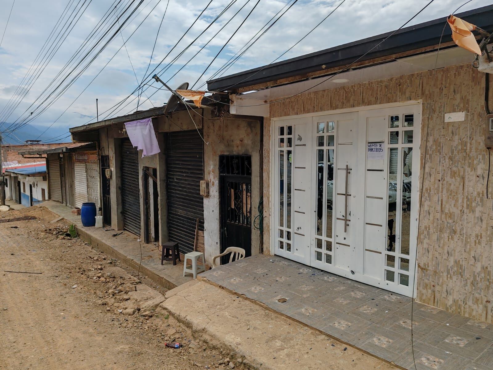 Las viviendas del casco del corregimiento de El Plateado, Argelia, terminaron averiadas tres los enfrentamientos.