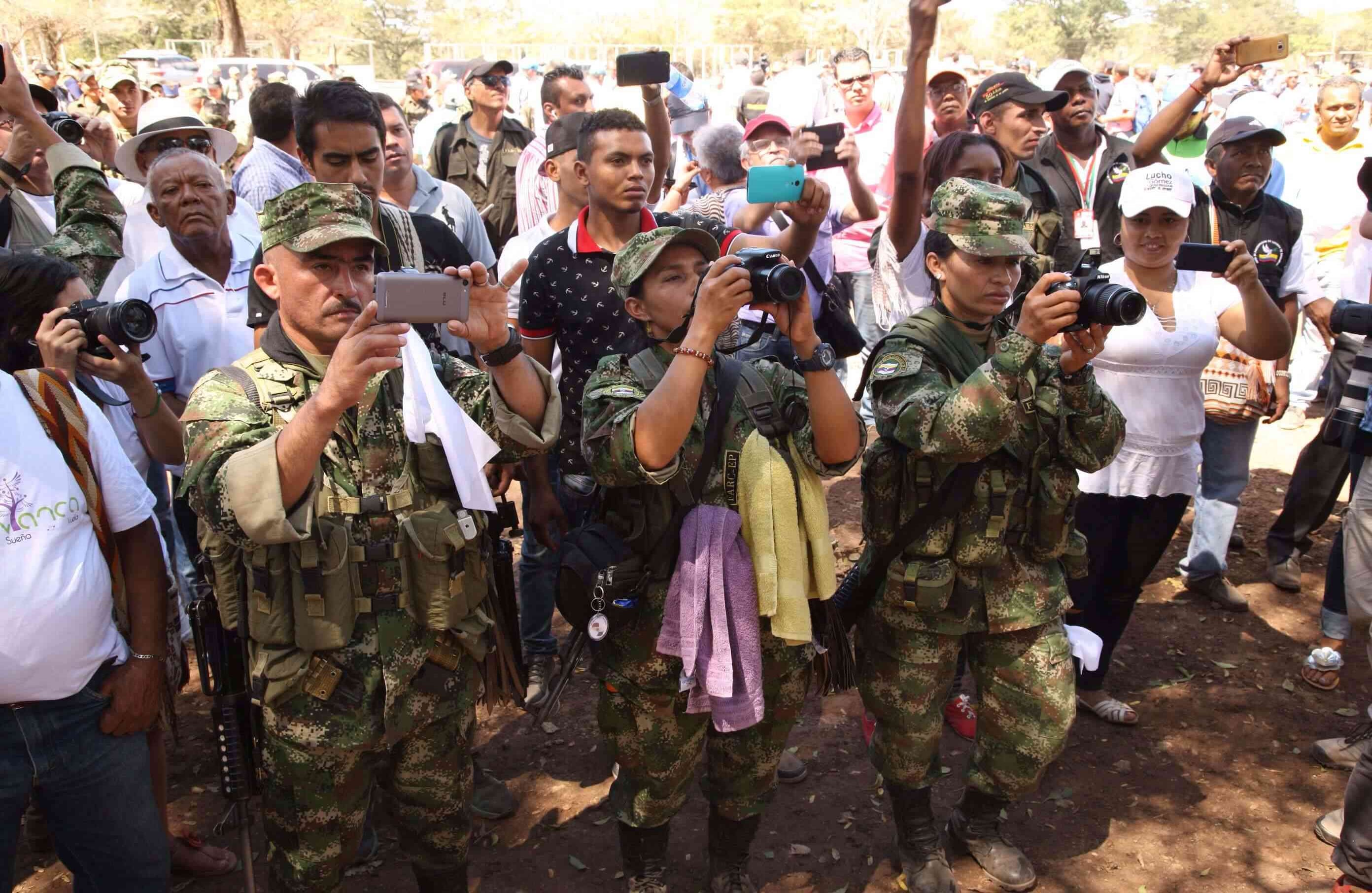 Guerrilleros  no perdieron ocasión para tomar fotografías del momento histórico. Foto: León Darío Peláez