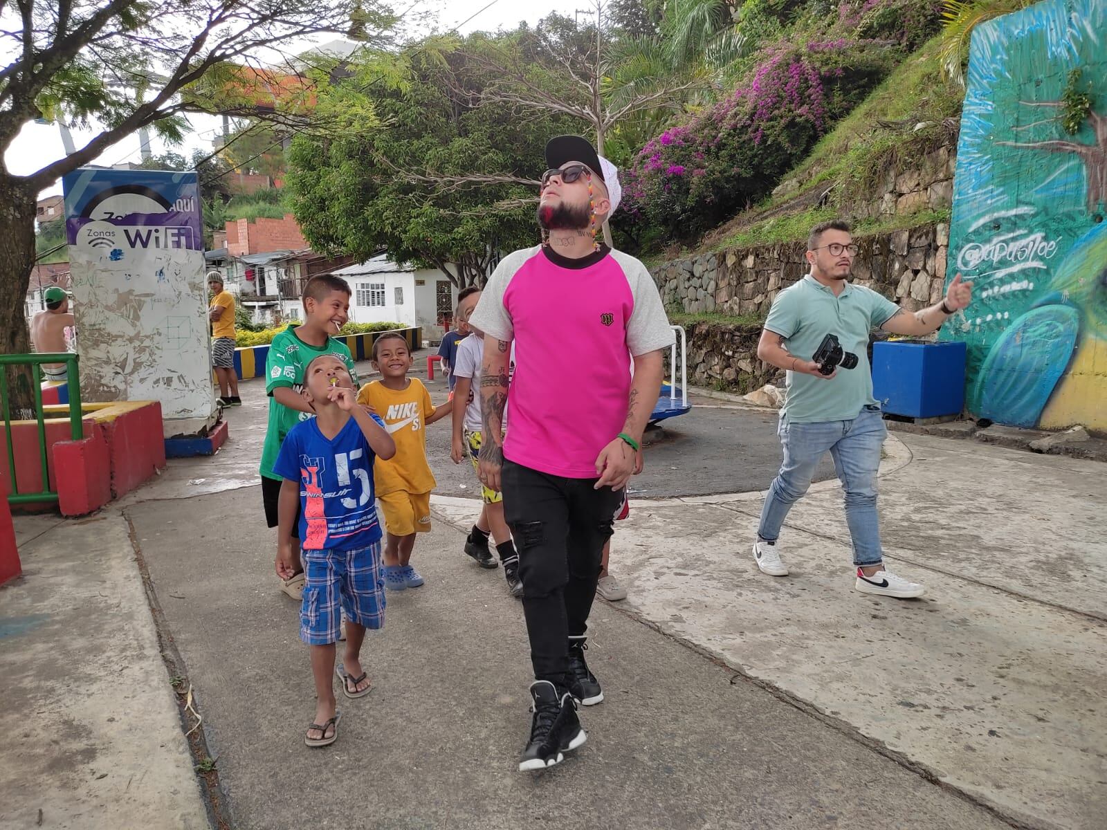 El rapero  ‘Kbala’ recorrió las calles de la comuna 20 en Cali