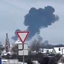 En esta imagen tomada de un video grabado por un testigo y verificado, una humareda se alza tras el choque de un avión en una zona residencial cerca de Yablonovo, laregión de Belgorod, el miércoles 23 de junio de 2024. Un avión militar ruso de transporte que llevaba a 65 prisioneros de guerra ucranianos, seis tripulantes y tres acompañantes se estrelló el miércoles por la mañana en la región rusa de Belgorod, cerca de Ucrania, según el Ministerio ruso de Defensa. (Video de un testigo verficado vía AP)