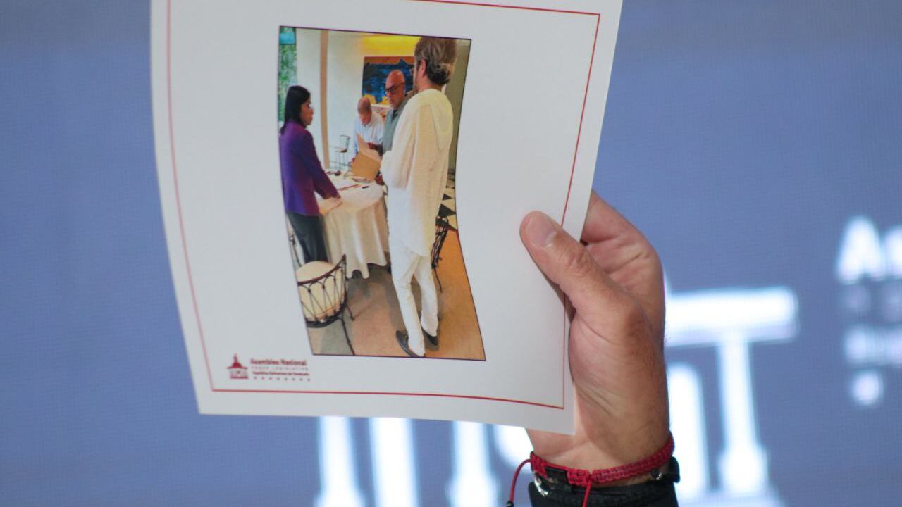 Jorge Rodríguez publicó las imágenes del encuentro entre el candidato y miembros del régimen de Nicolás Maduro.