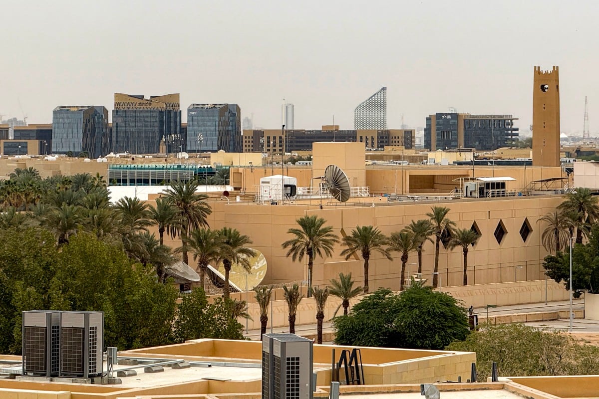 La sede de la embajada estadounidense en Riad, fotografiada el 3 de marzo de 2026, tras ser atacada previamente con drones. Irán respondió a ataques contra objetivos industriales y diplomáticos en Oriente Medio el 3 de marzo, y Washington advirtió a sus ciudadanos que evacuaran toda la región. (Foto de AFP)