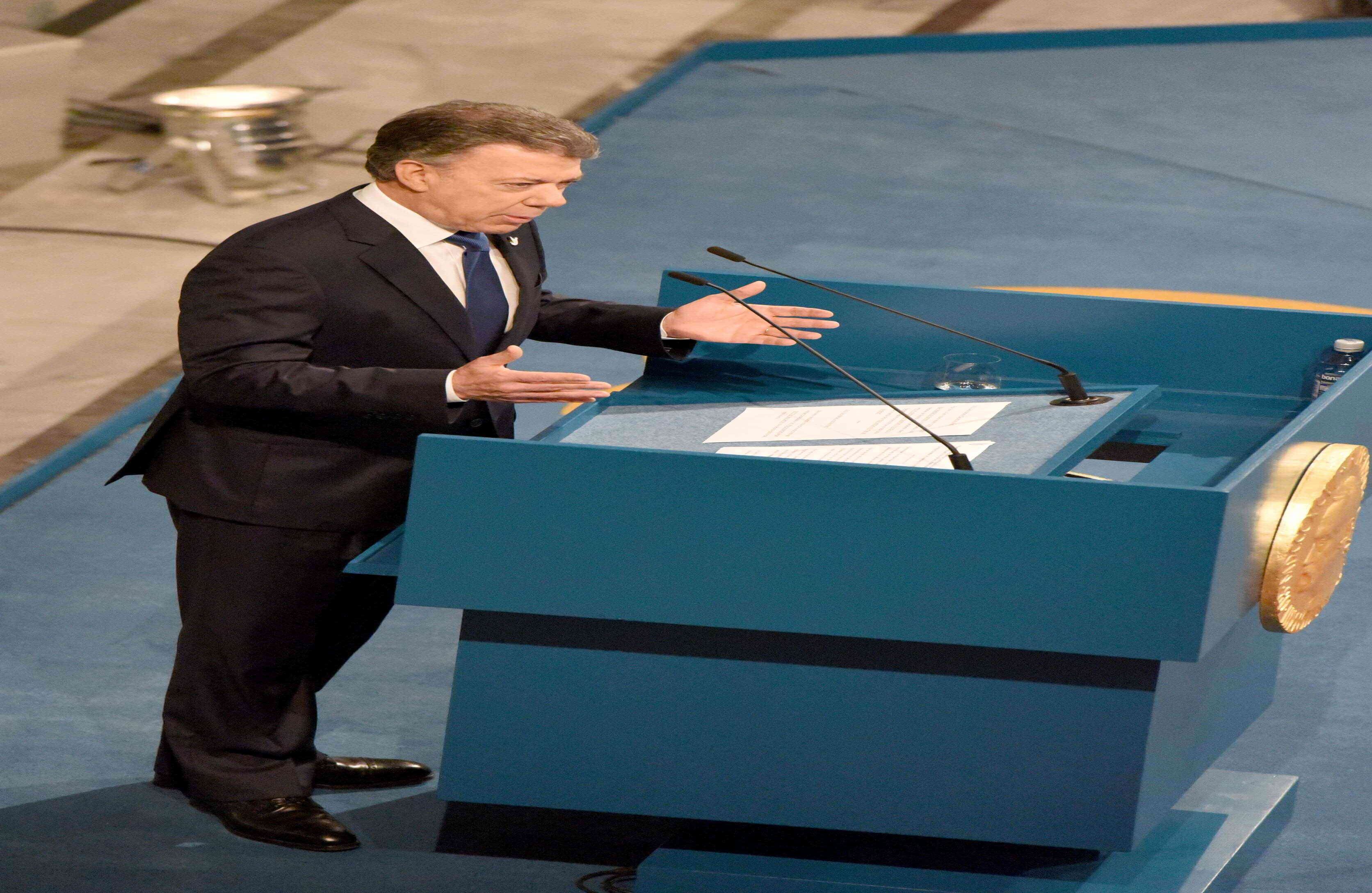 De azul y blanco, Santos recibió el Nobel de Paz para Colombia. 