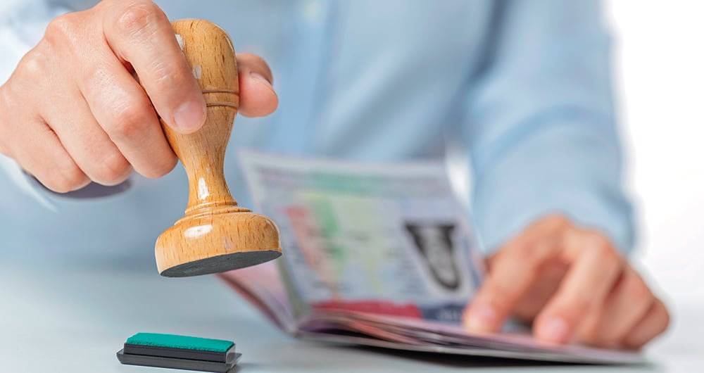    Cuatro migrantes de origen chino, bangladesí e indio intentaron entrar al país con visas irregulares expedidas en el consulado de Colombia en Bolivia. 