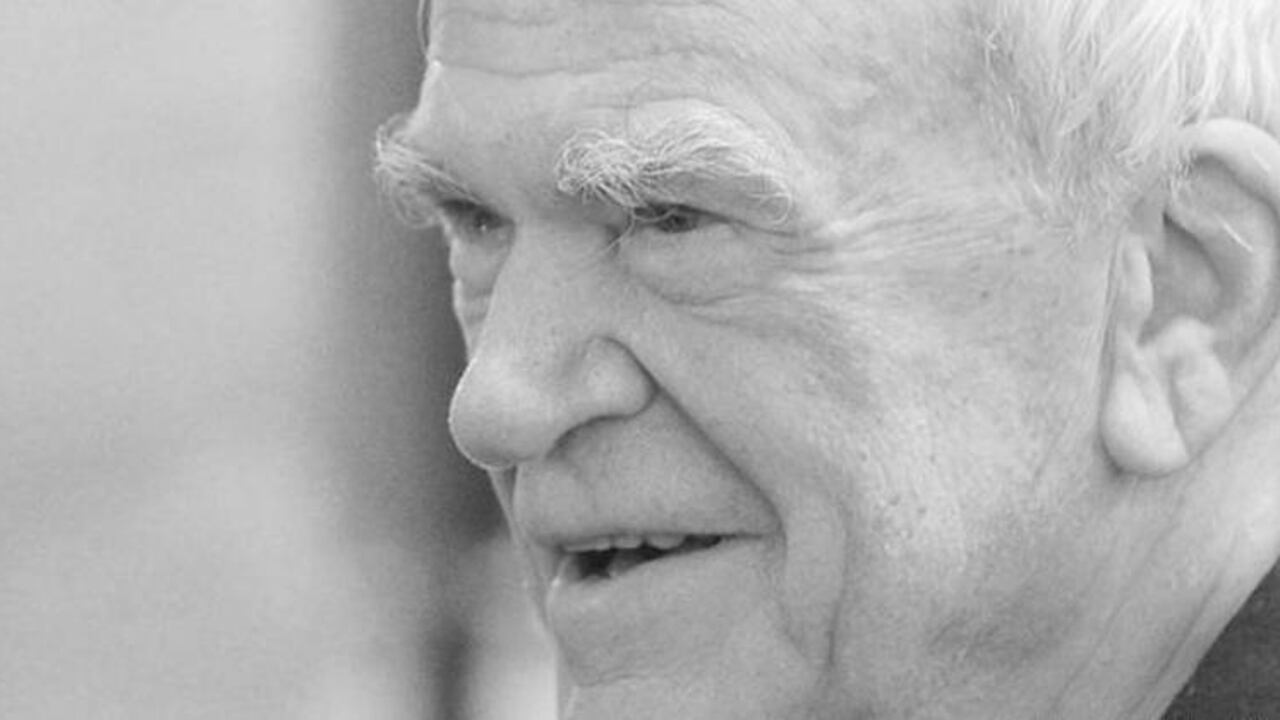Kundera ha vivido en Francia durante décadas como un checo que, según su pasaporte, ya no es checo. Foto: Getty Images/AFP.