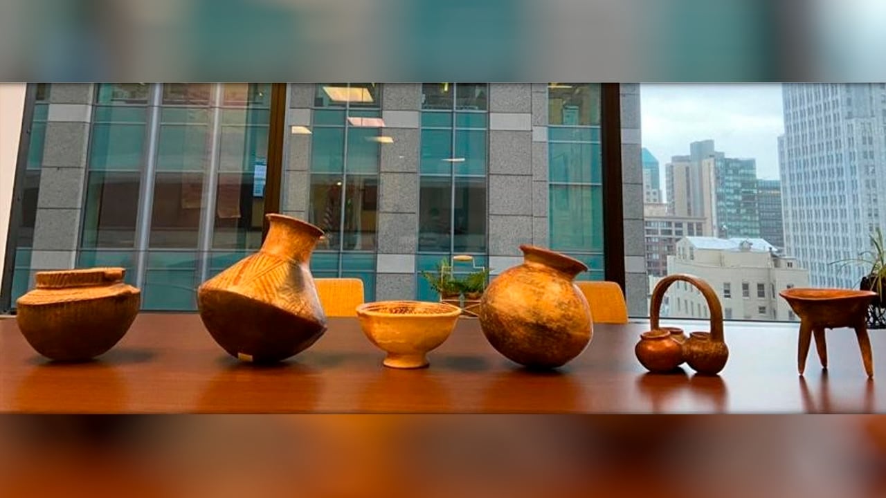 Foto tomada en 2018 cuando las piezas fueron entregadas al Consulado de Colombia en San Francisco.