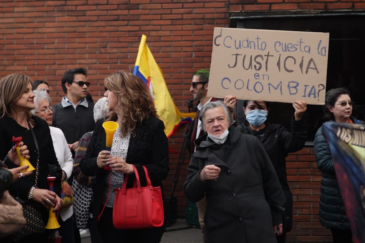 Álvaro Uribe, condenado a 12 años de prisión. Ordenan detención domiciliaria. Lectura de la sentencia, en paloquemao