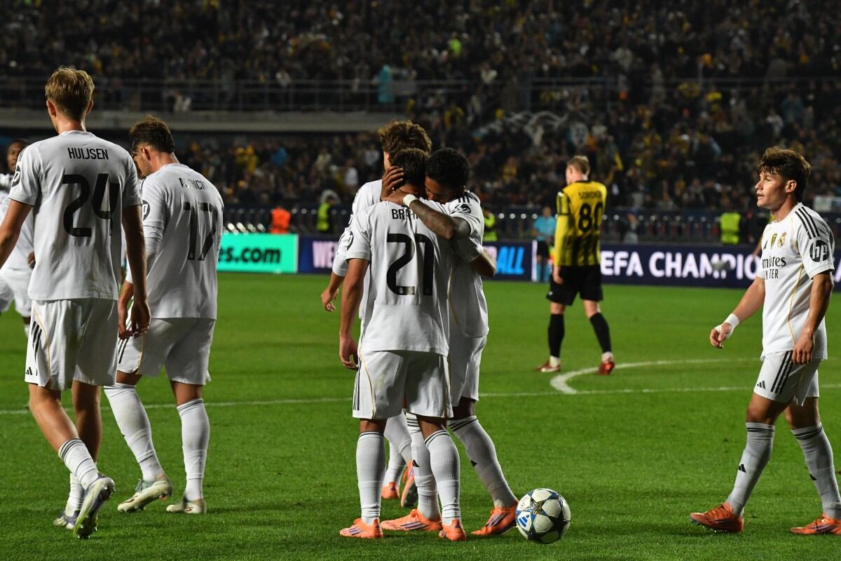 El delantero marroquí #21 del Real Madrid, Brahim Díaz (C), celebra con sus compañeros tras marcar el gol del 0-5 durante la primera ronda de la UEFA Champions League.