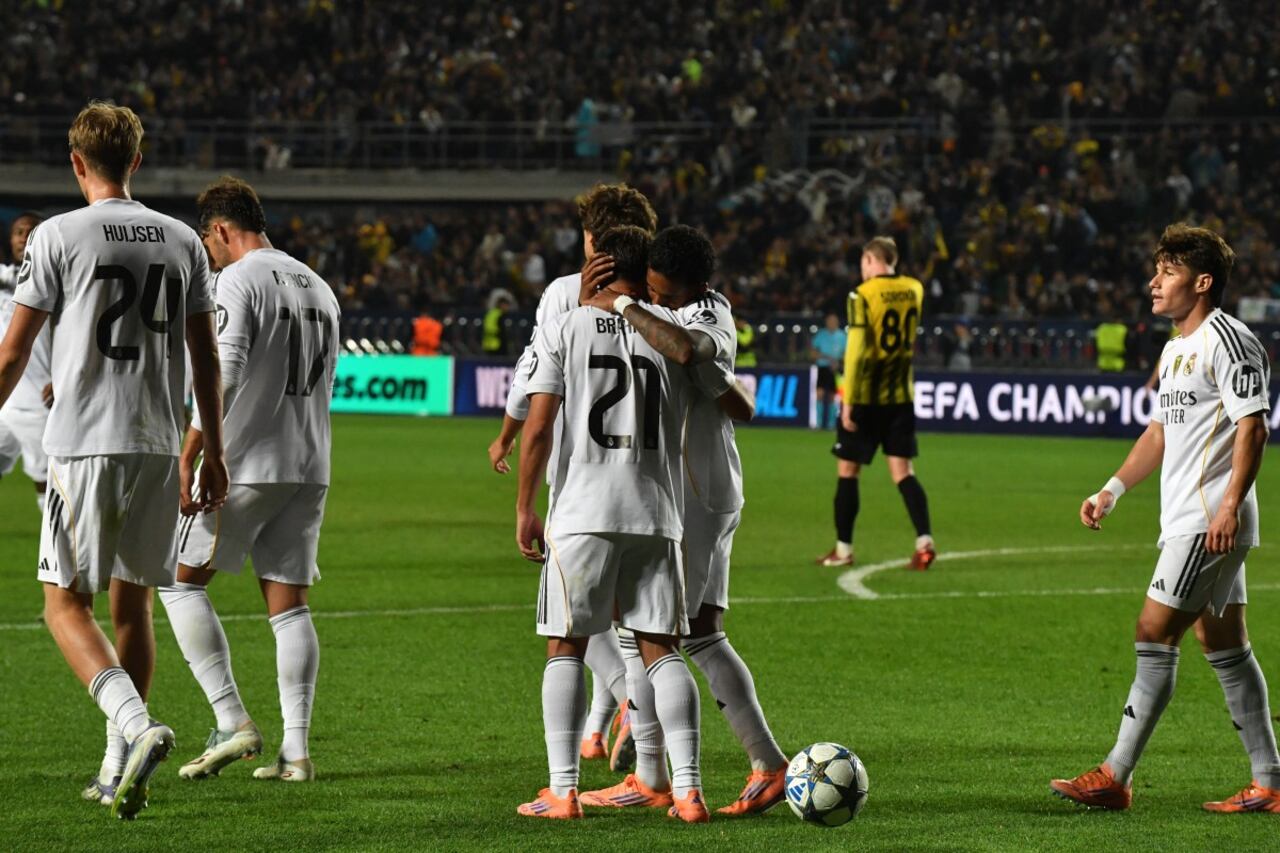 El delantero marroquí #21 del Real Madrid, Brahim Díaz (C), celebra con sus compañeros tras marcar el gol del 0-5 durante la primera ronda de la UEFA Champions League.
