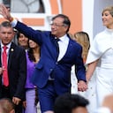 Gustavo Petro llegó a su posesión de la mano de su esposa Verónica. Ella lució un enterizo de Virgilio Madinah. Foto AFP