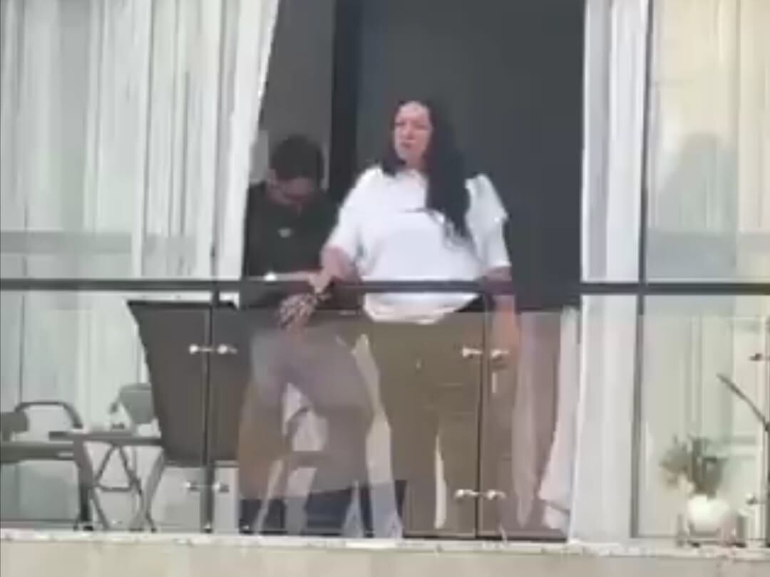 Mujer que realizó tiros al aire desde el balcón de su casa