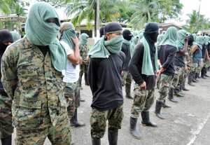 Estos son los integrantes de la banda los Rastrojos que decidieron someterse a las tropas de la Brigada XVII del Ejército en el Urabá chocoano. Su rendición vino a compañada de un poderoso arsenal que incluía 145 fusiles