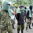 Estos son los integrantes de la banda los Rastrojos que decidieron someterse a las tropas de la Brigada XVII del Ejército en el Urabá chocoano. Su rendición vino a compañada de un poderoso arsenal que incluía 145 fusiles