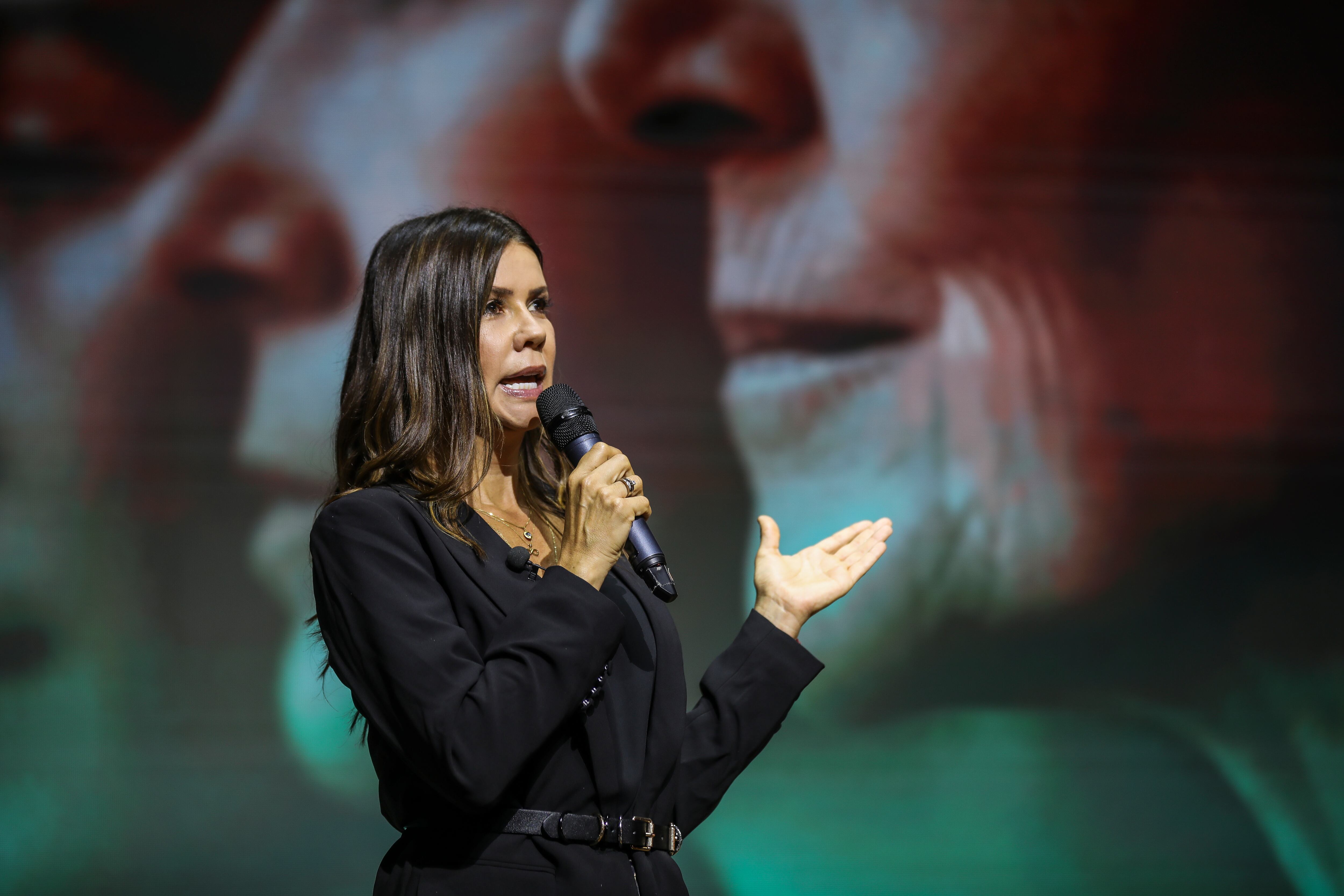 Diana Álvarez, presentadora, life coach y master en Programación Neurolingüística, durante su conferencia en el Women Economic Forum 2025, en Bogotá.