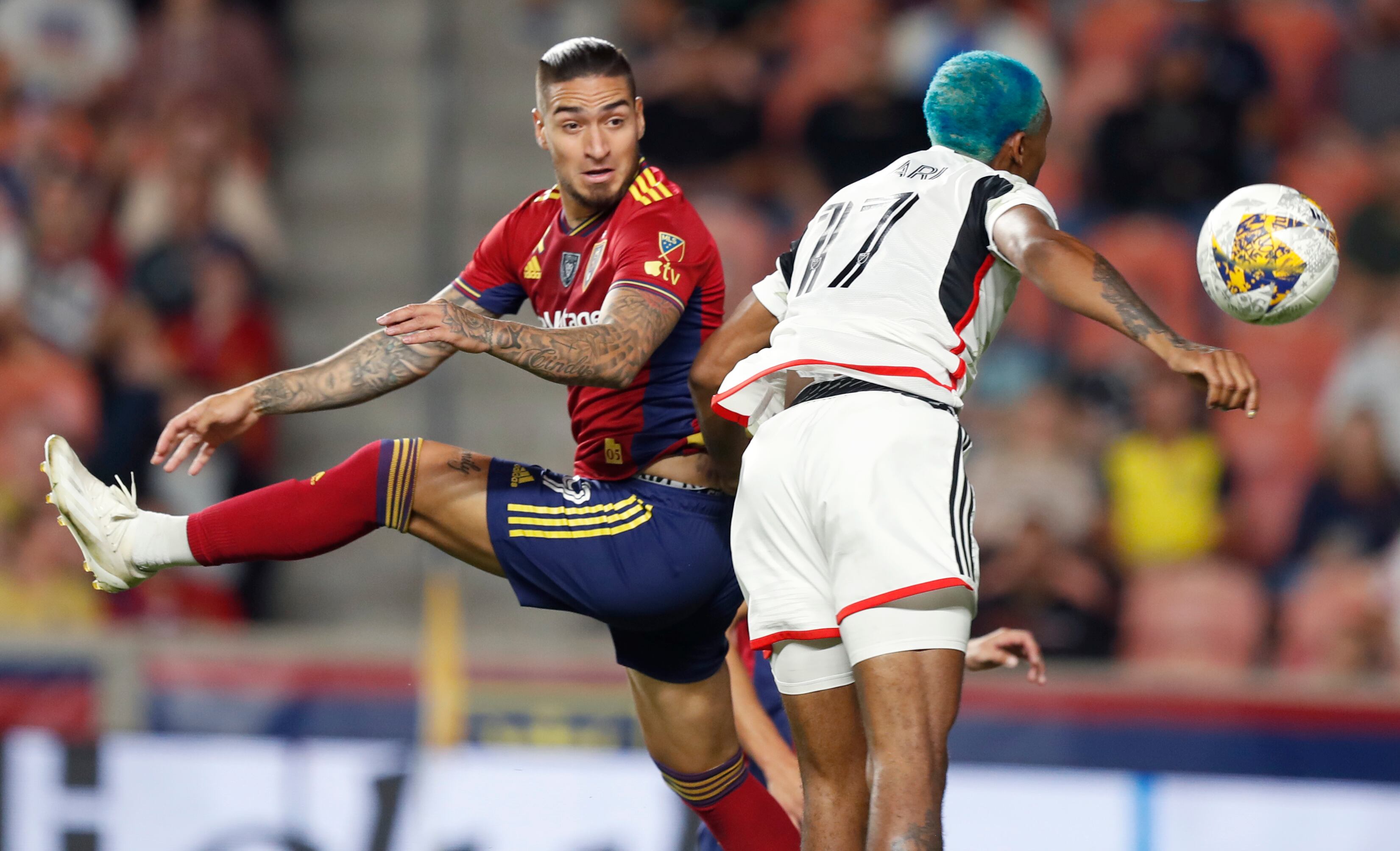 SANDY, UT - 20 DE SEPTIEMBRE: Cristian Arango # 9 de Real Salt Lake encabeza el balón pasando por Nkosi Tafari # 17 del FC Dallas durante la primera mitad de su juego en America First Field el 20 de septiembre de 2023 en Sandy, Utah. (Foto de Chris Gardner/Getty Images)