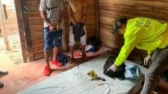 Dormían en una colchoneta y con armas.