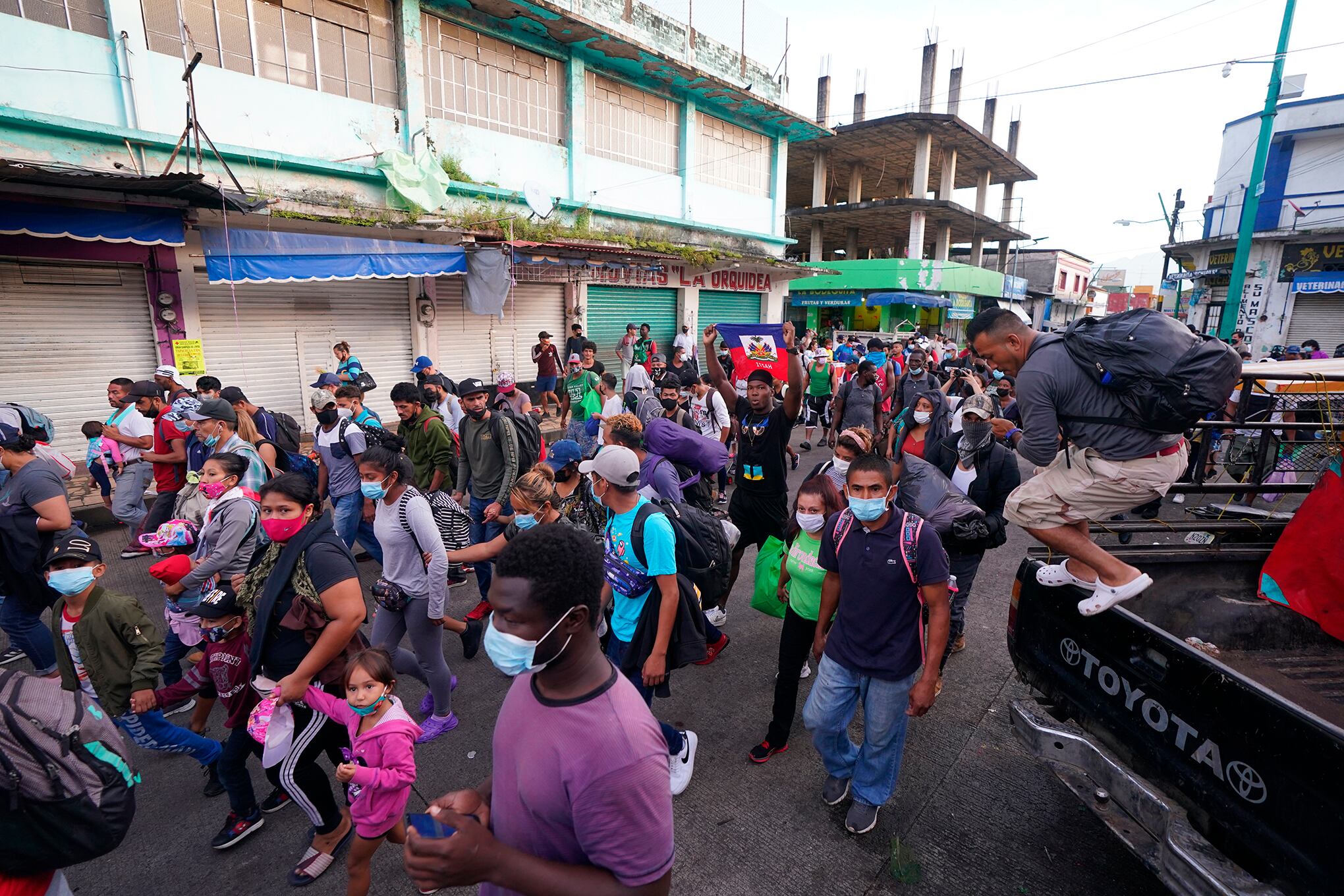Caravana de migrantes se dirige hacia el norte hacia la frontera de los Estados Unidos y México.