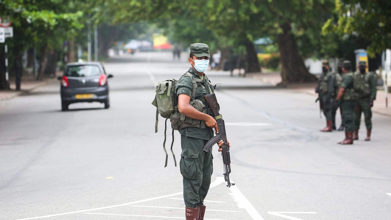 El gobierno de Sri Lanka ordenó disparar contra los manifestantes para contener las protestas.