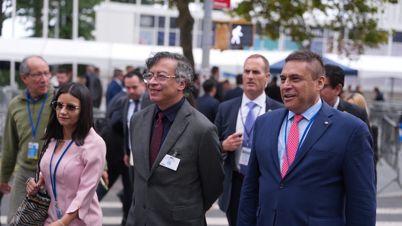 El presidente, Gustavo Petro, caminando por las calles de Nueva York (Estados Unidos), el 22 de septiembre de 2025. Lo acompañó Angie Rodríguez, directora del Departamento Administrativo de la Presidencia (Dapre), además de su esquema de seguridad