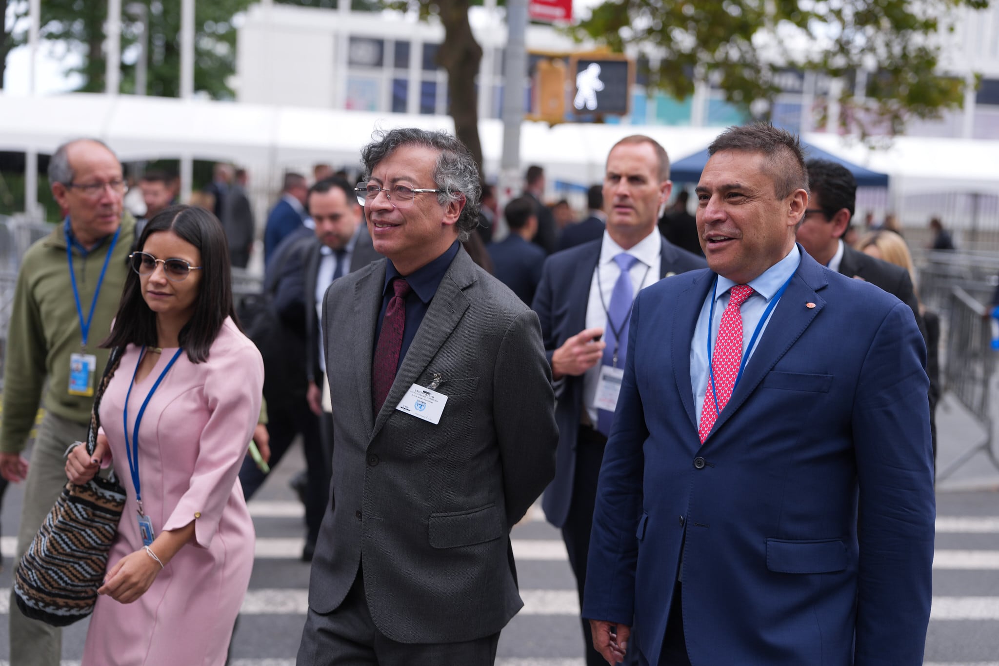 El presidente, Gustavo Petro, caminando por las calles de Nueva York (Estados Unidos), el 22 de septiembre de 2025. Lo acompañó Angie Rodríguez, directora del Departamento Administrativo de la Presidencia (Dapre), además de su esquema de seguridad