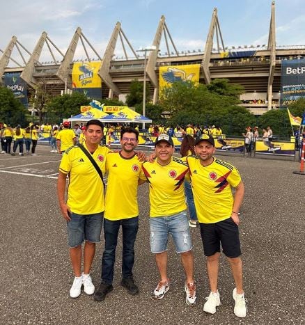 Gobernador Nicolás García y su hermano Santiago, y otros acompañantes en el estadio