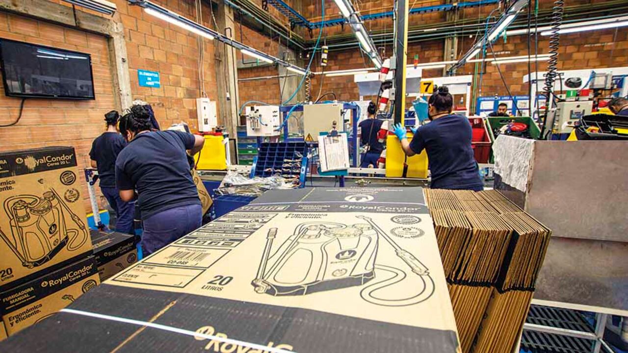 Según un estudio del Banco de la República, un aumento del salario mínimo en 1 por ciento, en términos reales, produce una pérdida de empleos de unos 46.000 empleos al año.