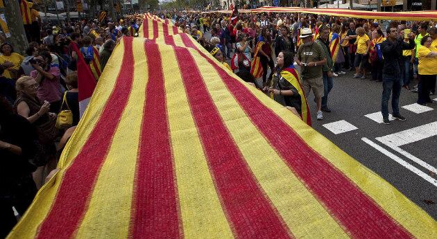Habitantes de Cataluña se manifiesta en pos de su independencia.