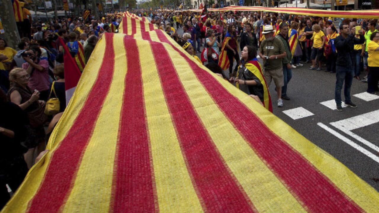 Habitantes de Cataluña se manifiesta en pos de su independencia.