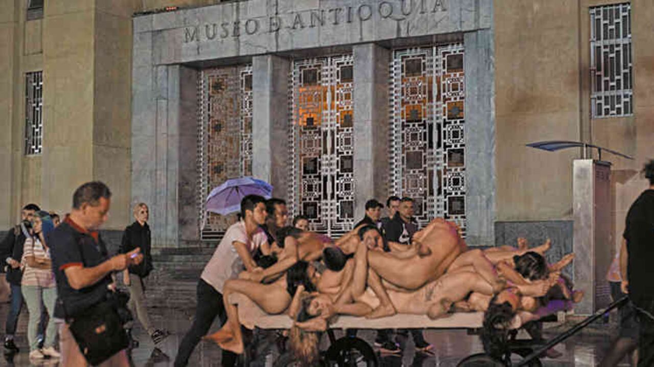 'Cargamontón', performance del colectivo artístico El Cuerpo Habla, que tuvo lugar en el Museo de Antioquia en marzo de 2018. Foto: cortesía Museo de Antioquia.