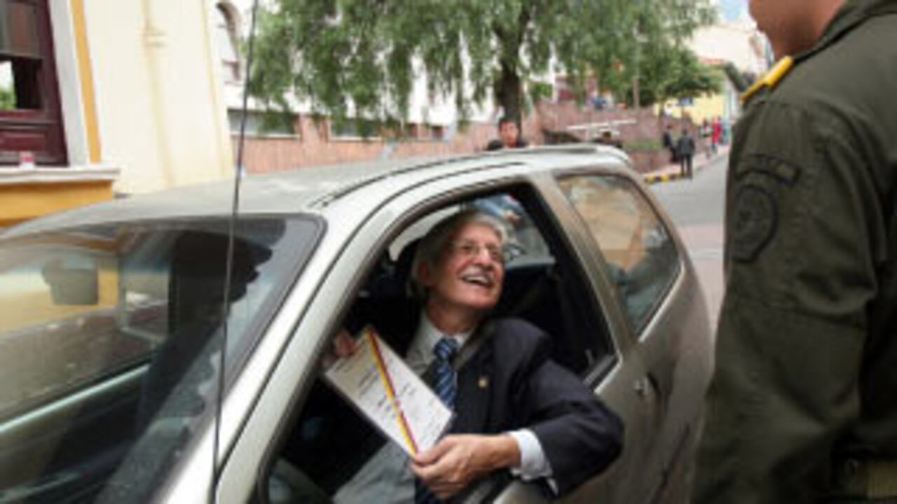 Al representante Jaime Restrepo Cuartas no le importa llegar sin guardespaldas en su pequeño Twingo al Congreso. Vive alejado de las típicas parafernalias de los ‘padres de la patria’