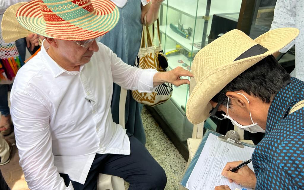 Expresidente Álvaro Uribe recogió firmas en Valledupar.
