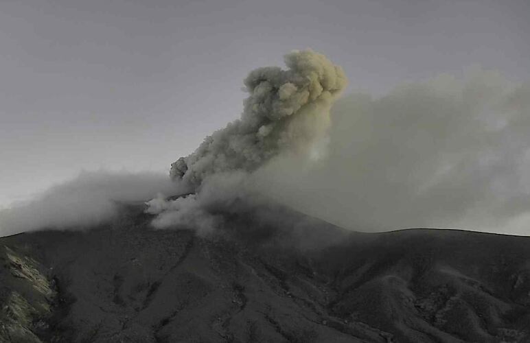Emisión de ceniza del volcán Puracé, este martes 25 de noviembre.