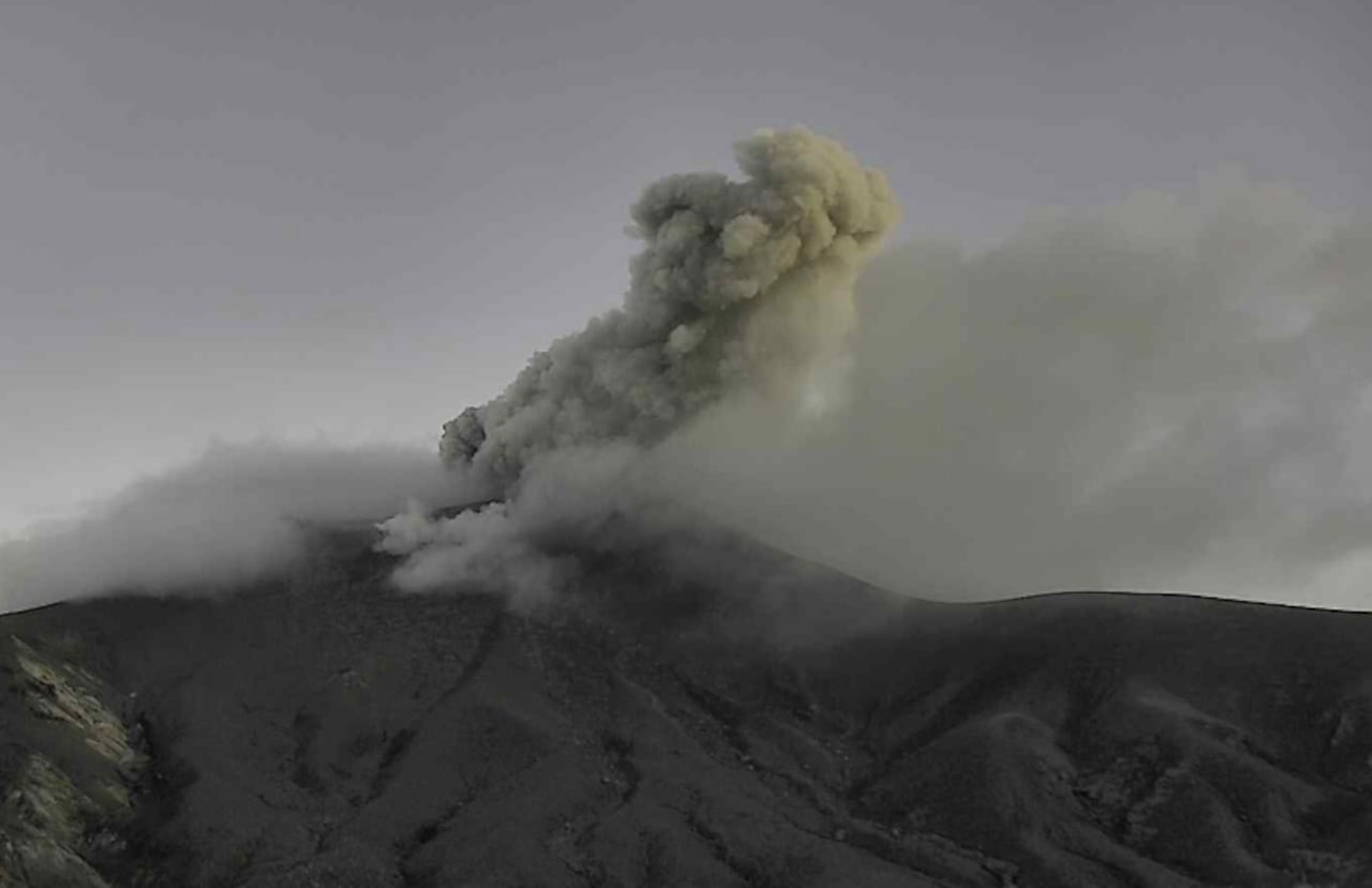 Emisión de ceniza del volcán Puracé, este martes 25 de noviembre.