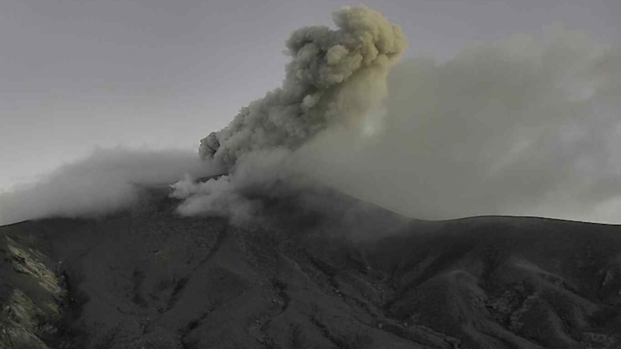 Emisión de ceniza del volcán Puracé, este martes 25 de noviembre.